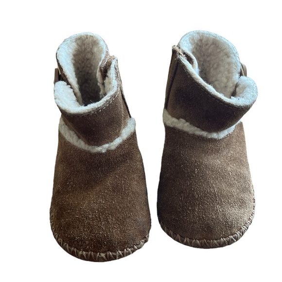 UGG Boots Infant US Size 4/5 Brown Sherpa Lined Velcro Sides Button Detail - Picture 1 of 13